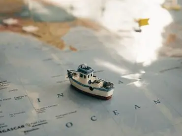 Continuer à garder sa maison en ordre La photo d’une carte du monde avec dessus une miniature de bateau bleu