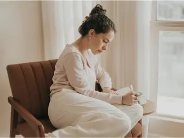 Choisir une méthode pour désencombrer sa maison La photo d’une femme qui choisit la méthode pour désencombrer sa maison