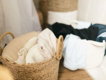 La photo de deux paniers remplis de linge dans une maison