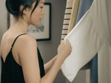 La photo d’une femme soucieuse qui est soucieuse de la gestion du linge à la maison