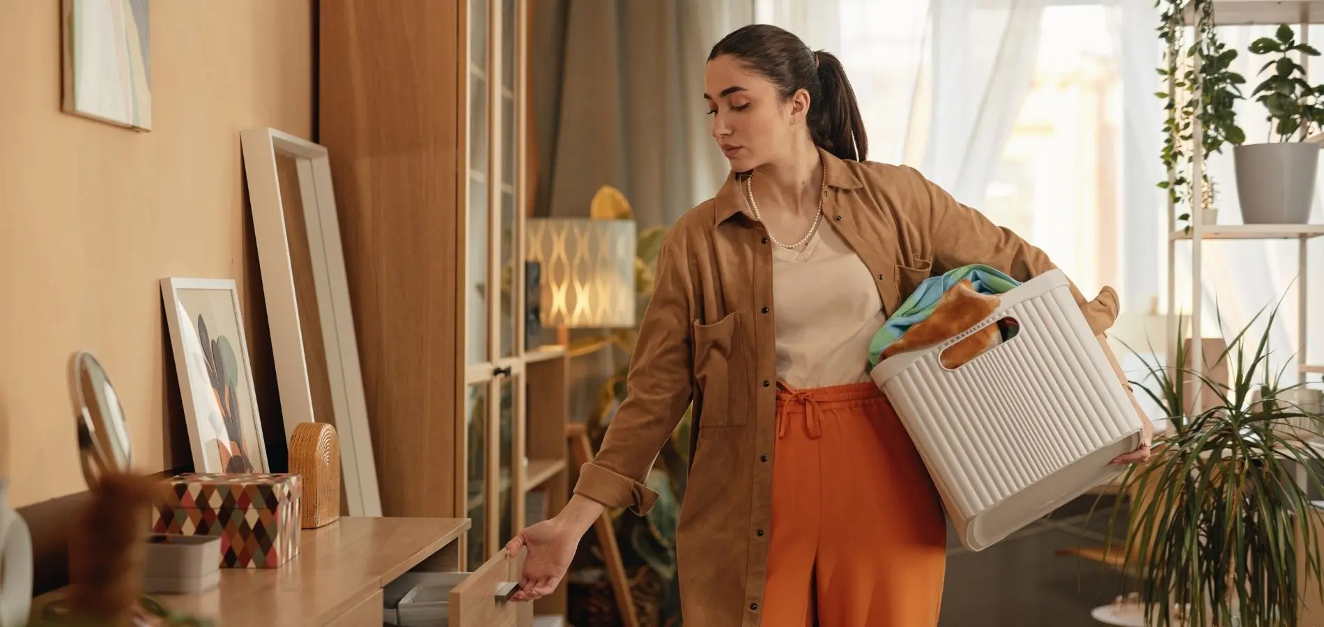 La photo d’une femme en train de désencombrer seule sa maison