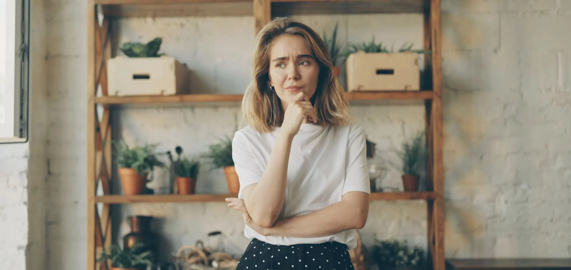 La photo d’une femme qui réfléchi à sa maison encombrée et toujours en désordre